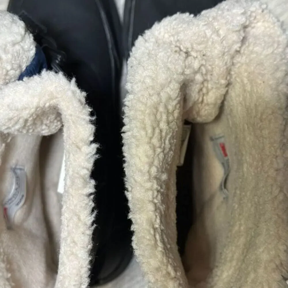 UGGS youth thinsulate winter boots size 5‎